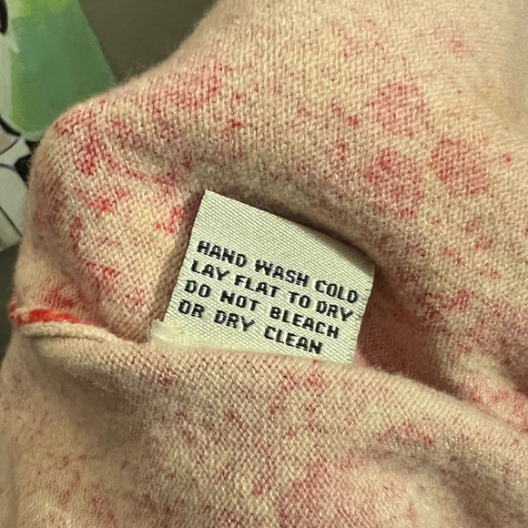 red and white cardigan with flower designs and transparent pearl buttons - Picture 6 of 6